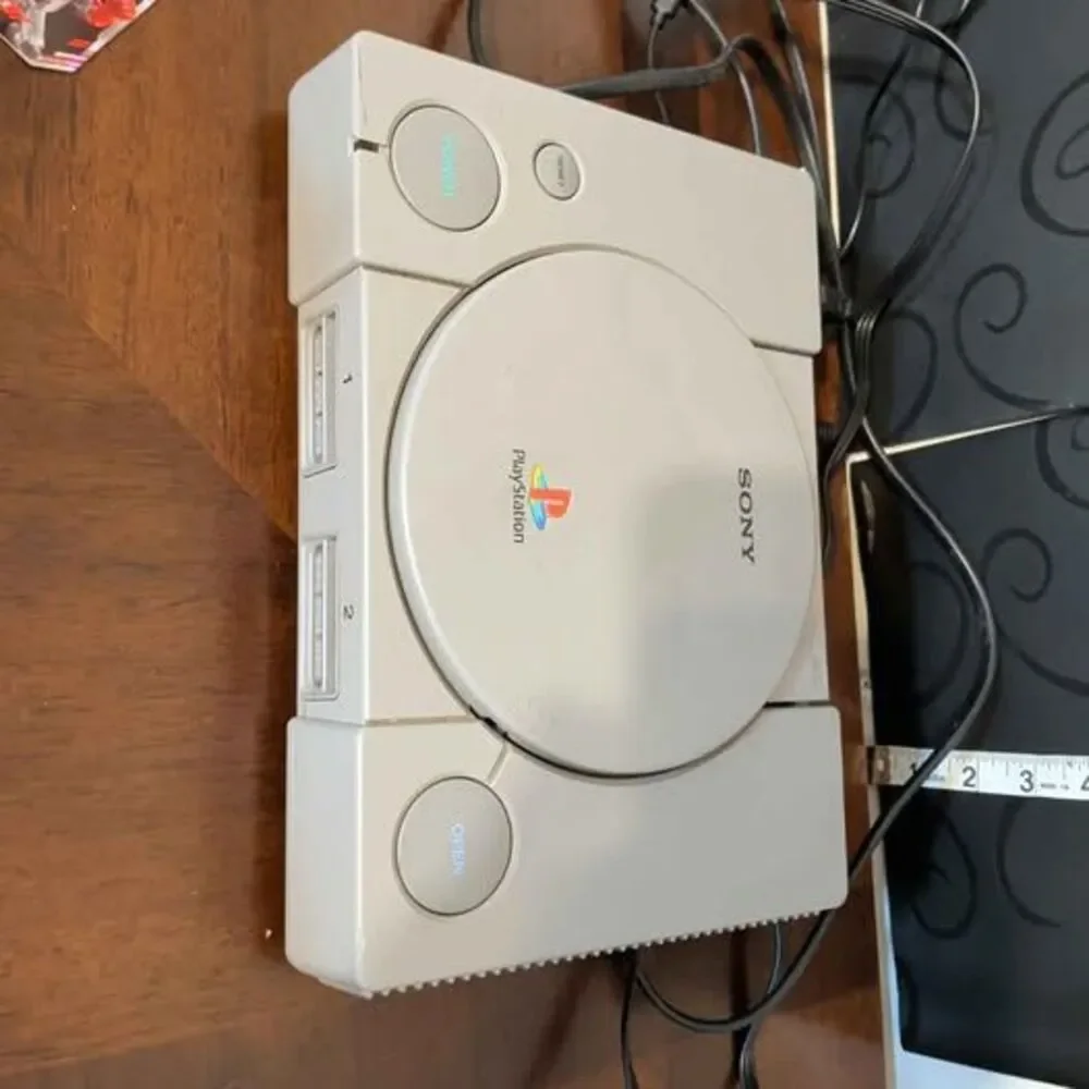 Playstation 1 console with HDMI adapter. No controllers comes with one gam